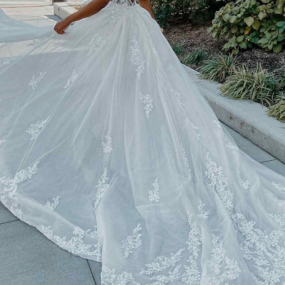 Wedding Dress - Picture 3 of 10